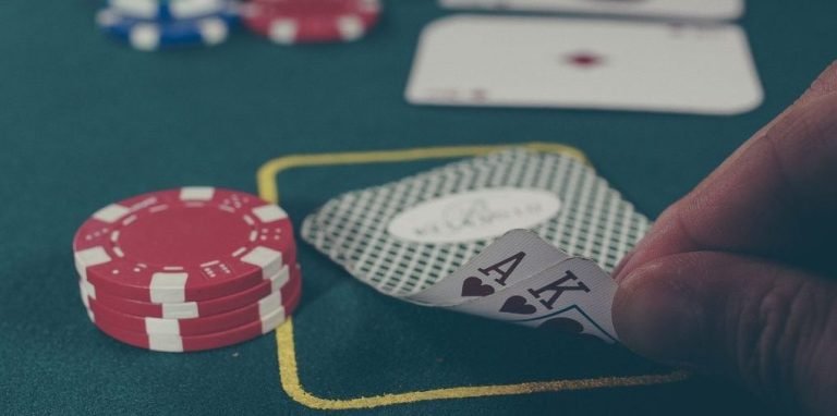 Live Casino ဒိုင်ဖြင့် ကစားနေသောအွန်လိုင်းဂိမ်းမြင်ကွင်း